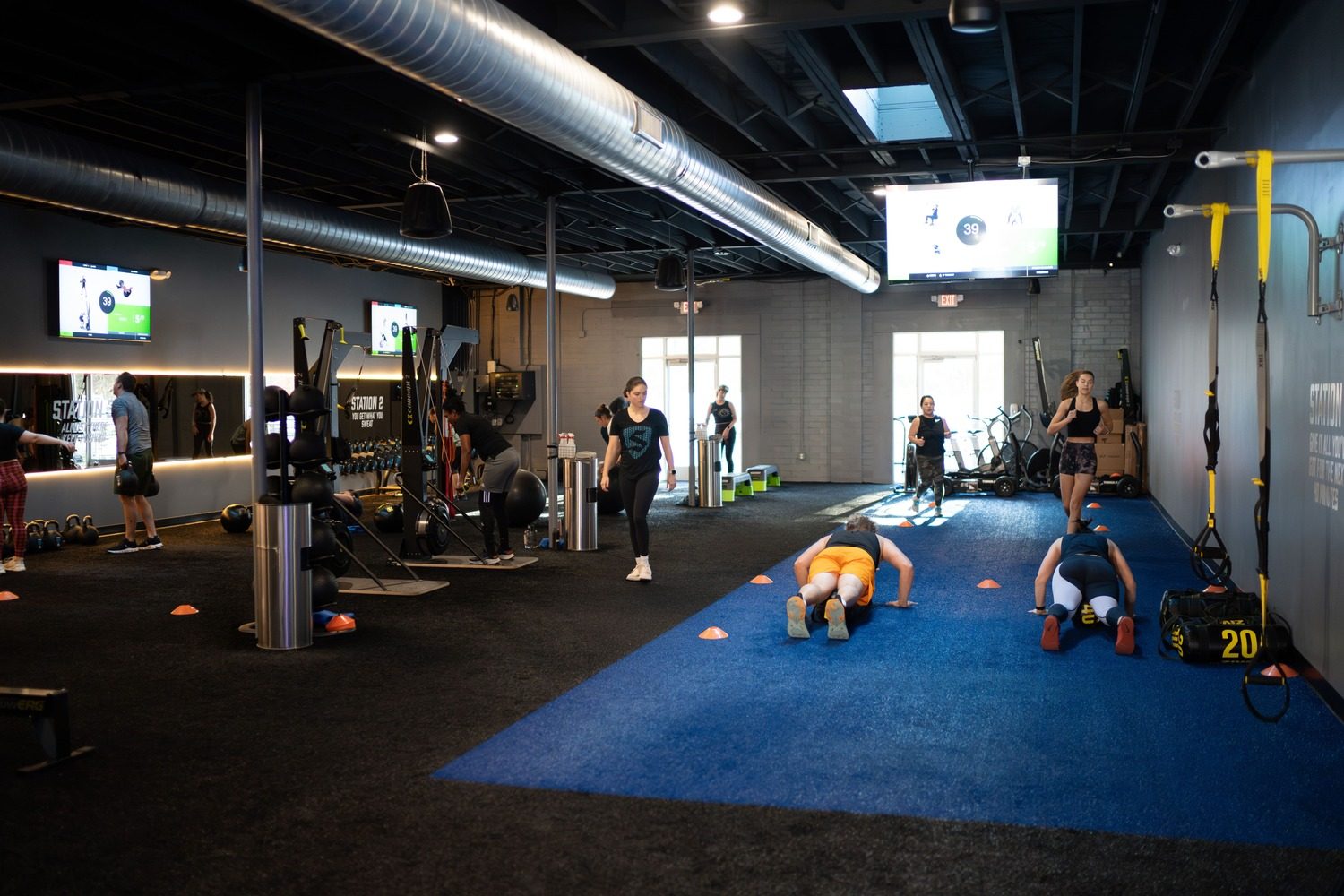 Big Box Gym vs Boutique Fitness Studio: Which Is Better? — SWEAT440 blog